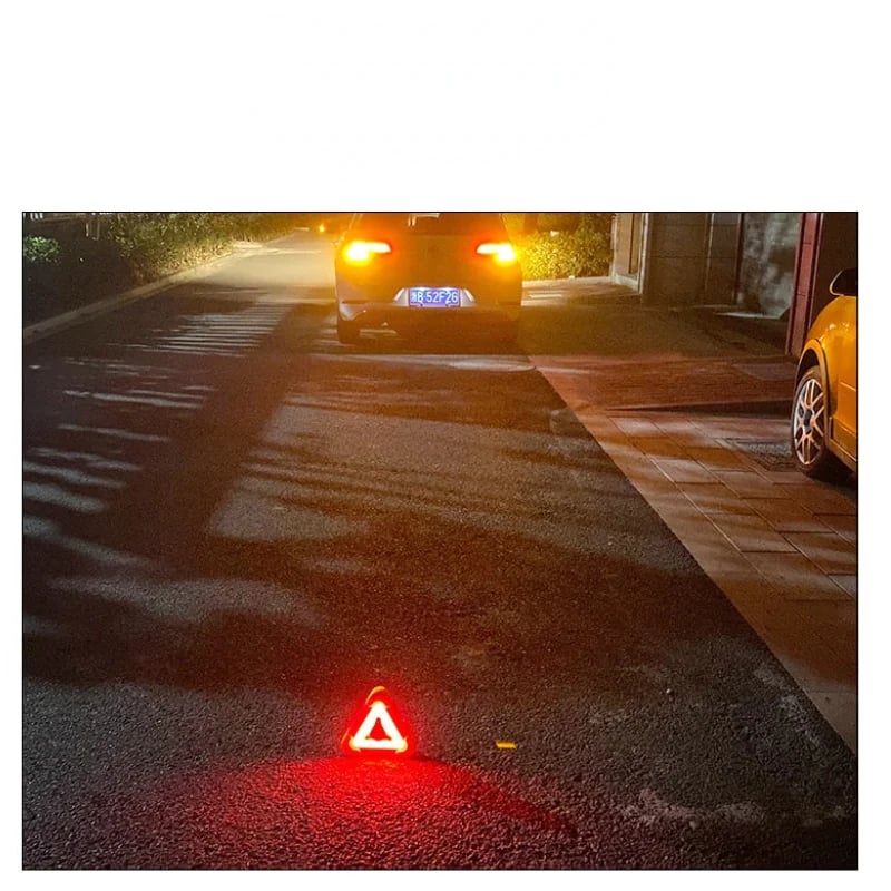 🚗 Promotion exceptionnelle – 49% de réduction : Lampe de Signalisation d'Urgence Solaire Triangulaire 3-en-1 pour le Bord de Route ✨