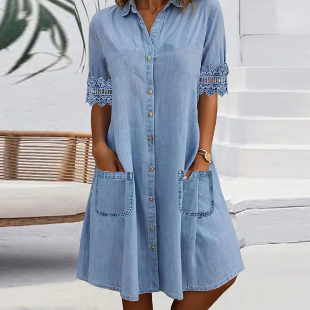 ⭐ 57% de réduction ! ⭐ Mini-robe en denim bleu – col, manches en dentelle, poches latérales. Quand le décontracté rencontre l'élégance ! 💃