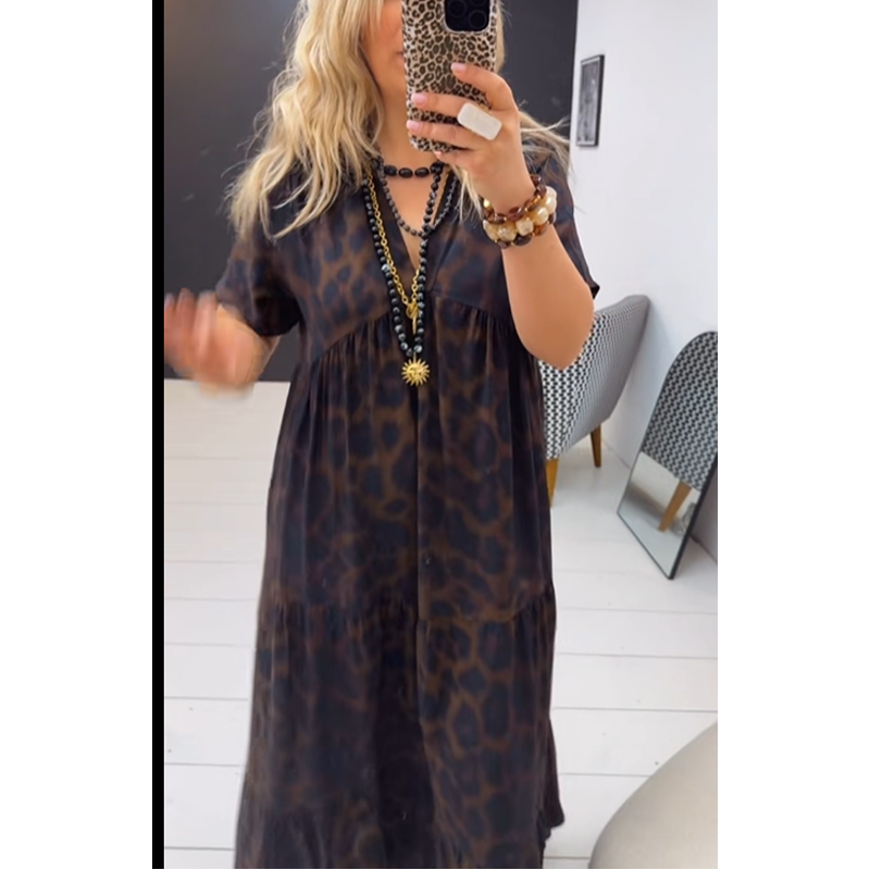 Robe léopard 💃 Col V, taille haute, coupe amincissante, jupe fluide, manches courtes respirantes : une élégance sauvage instantanée ! ✨