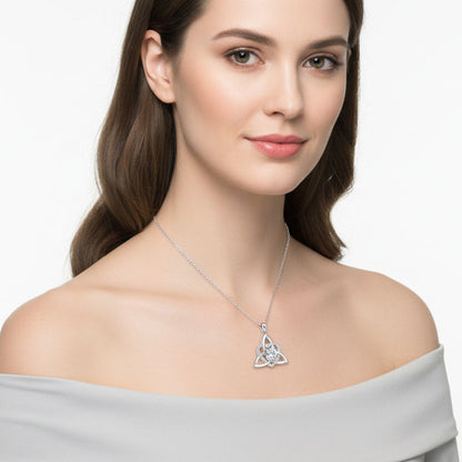 ⏳Spécial à durée limitée⏰Collier avec pendentif en forme de cœur et nœud celtique💎📿